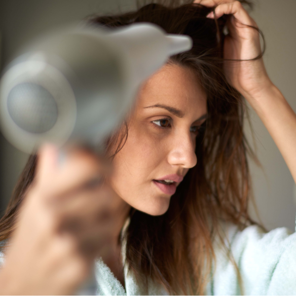 ヘアケアをしている女性のイメージ画像