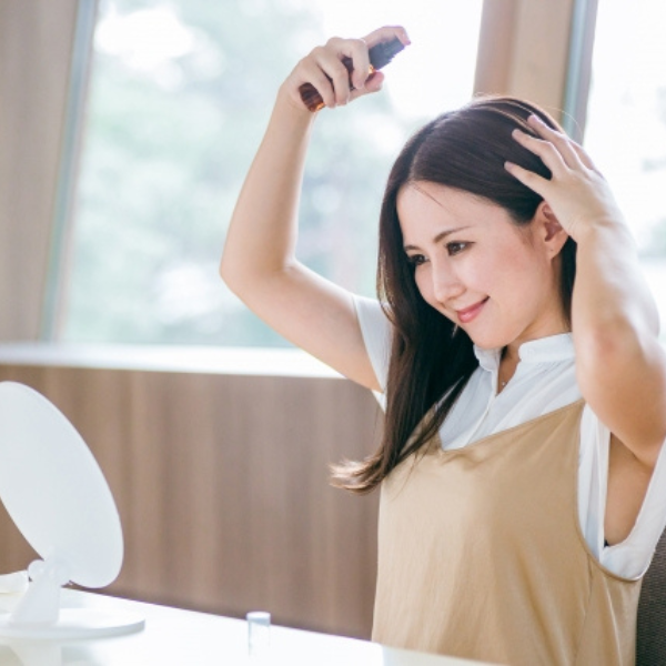 ヘアミストで頭皮ケアするイメージ画像