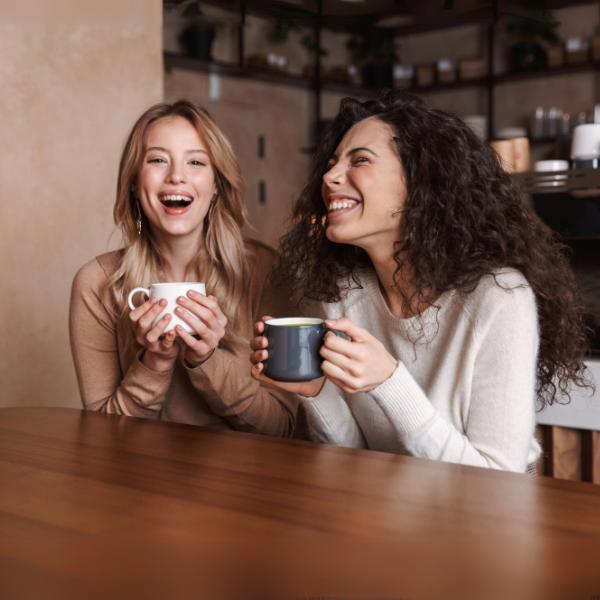 楽しく会話する女性のイメージ画像